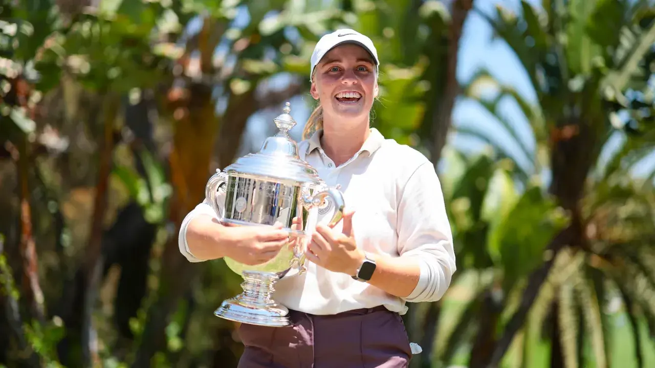 Glad golfare med pokal, redo för seger.