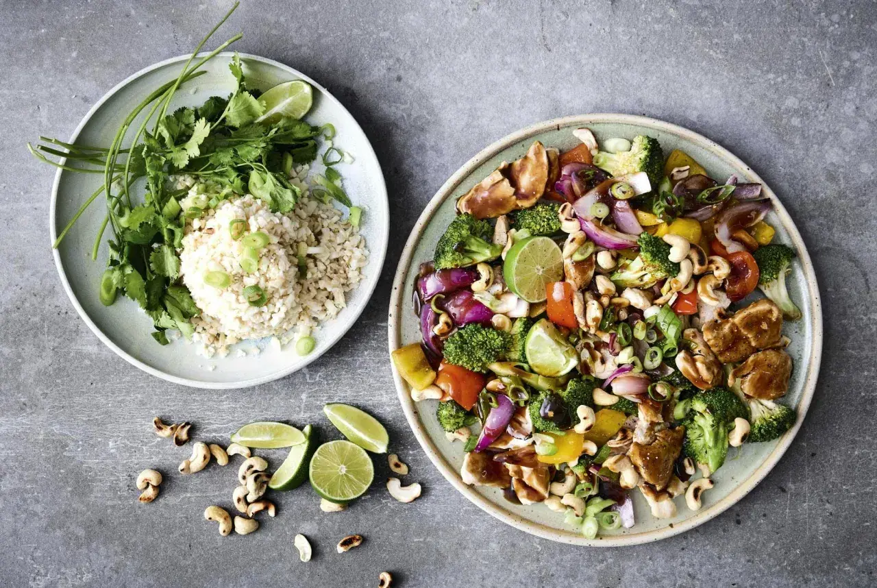 En färgstark wok med kyckling, grönsaker och cashewnötter, serverad med ris. Ett perfekt recept med ingredienser man har hemma.