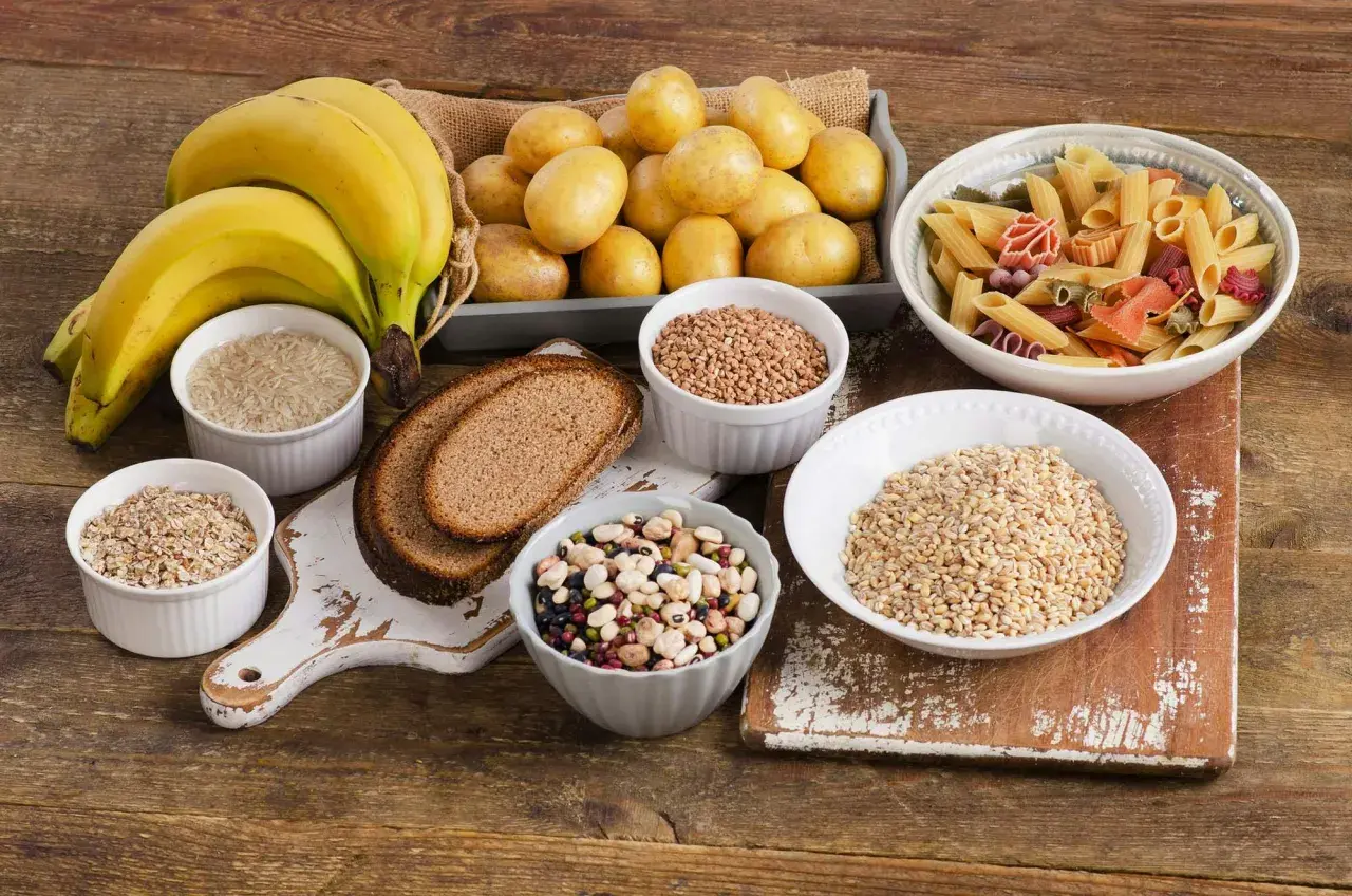 Bananer, potatis, ris, havregryn, bröd, bönor, bovete och pasta – en härlig samling av kolhydrater för en energifylld dag.