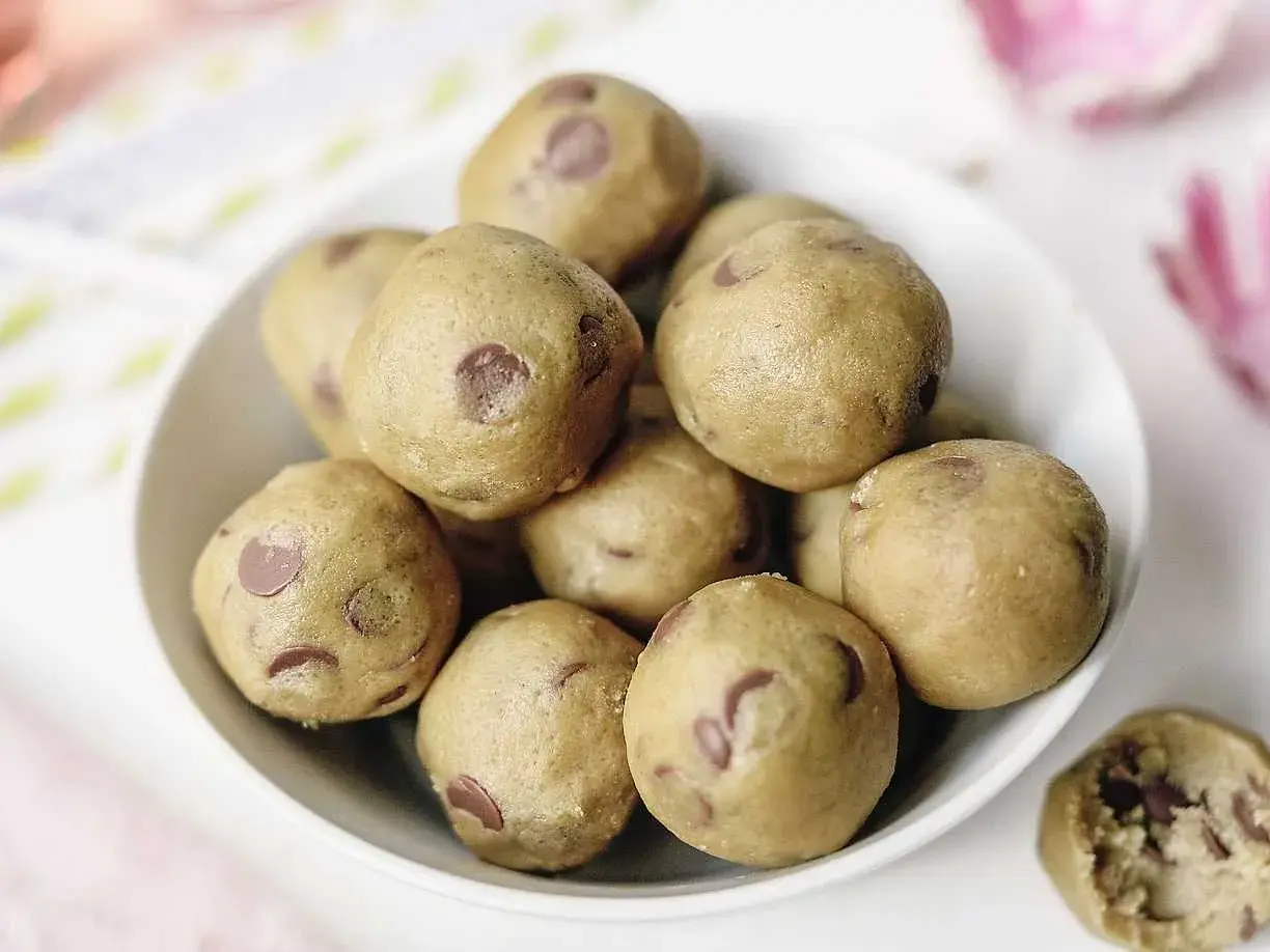 En skål med läckra cookie dough bollar, perfekta för en söt stund.