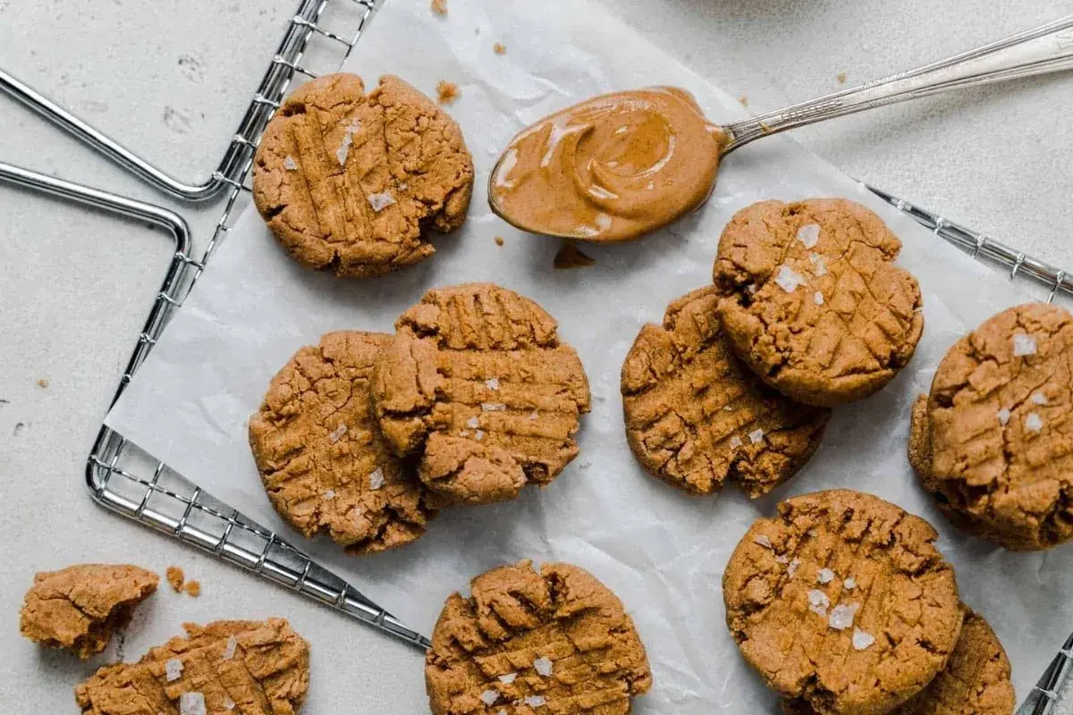 Smarriga proteinkakor med jordnötssmör, toppade med flingsalt. Ett enkelt recept för hembakade godsaker.
