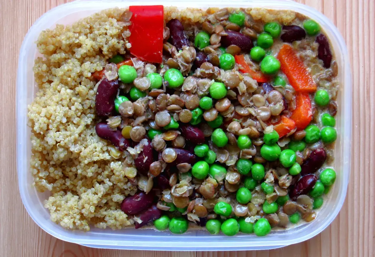 Här är en matlåda med quinoa, linser, gröna ärtor, kidneybönor och röd paprika. Perfekt för en näringsrik lunch.