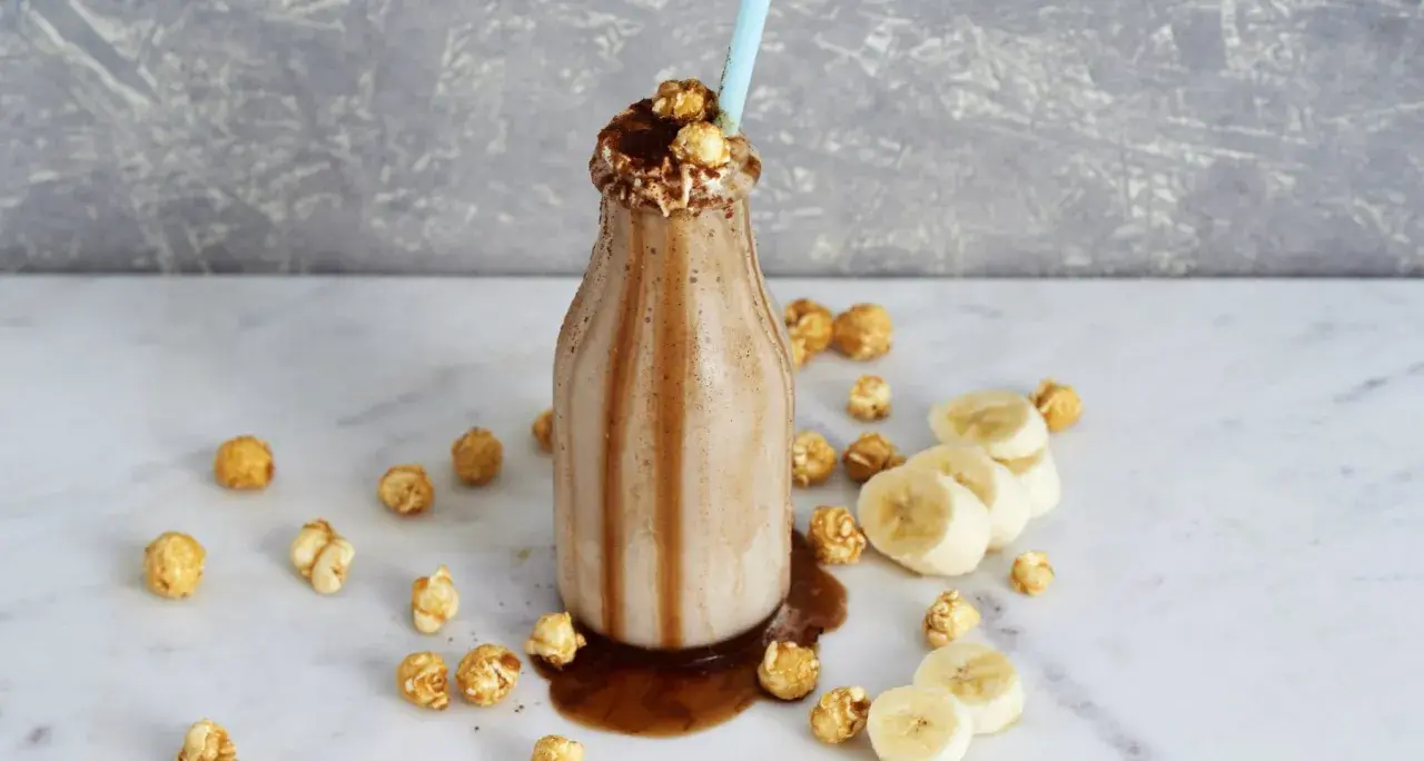 Chokladig proteinshake med banan och popcorn. Ett spännande proteinshake recept för den som gillar oväntade smakkombinationer.