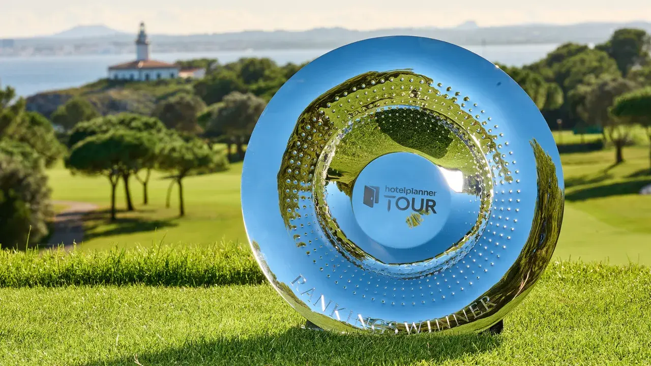 En glänsande pokal på en golfbana, med en fyr med hav i bakgrunden. Denna trofé symboliserar framgången i en **challenge tour**.