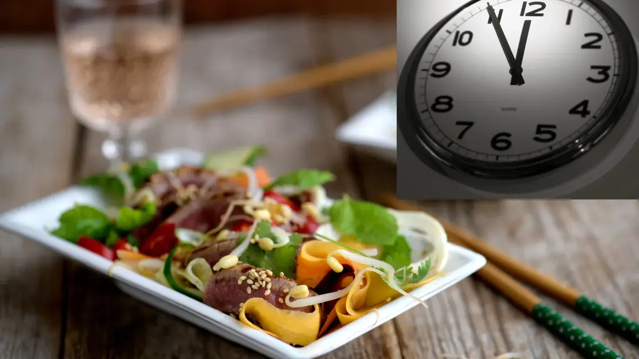 En smaklig sallad med kött och grönsaker, perfekt för den som praktiserar fasta varannan dag. Klockan tickar mot nästa måltid.