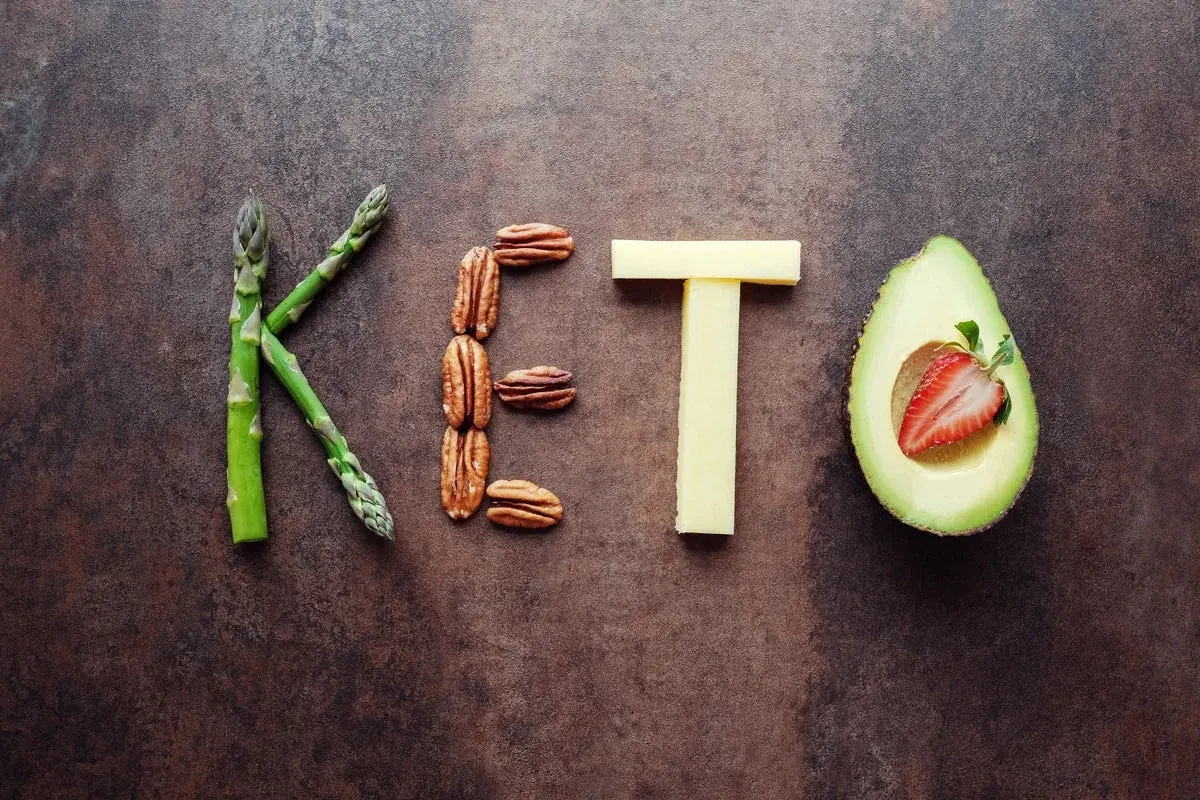 KETO-mat: sparris, pekannötter, ost och avokado med jordgubbe. En diet med **inga kolhydrater**.