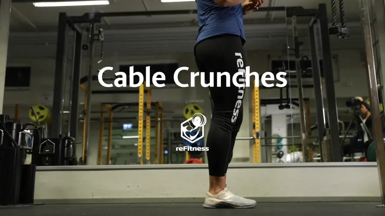 En person utför kabel crunch övningar med en crunch maskin i ett gym.