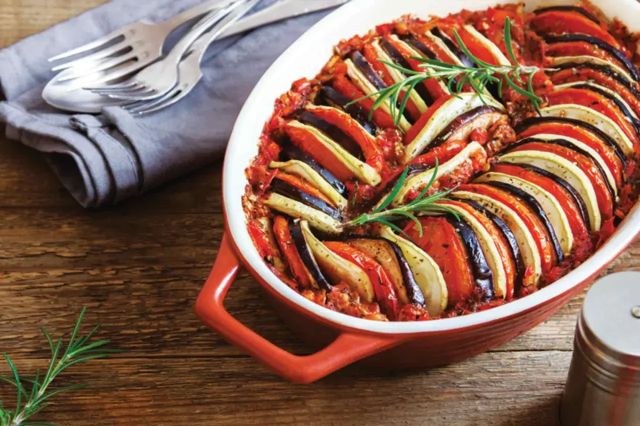 En vackert arrangerad ratatouille i en ugnsform, perfekt för att inspirera dig med vad du kan laga med det du har hemma.