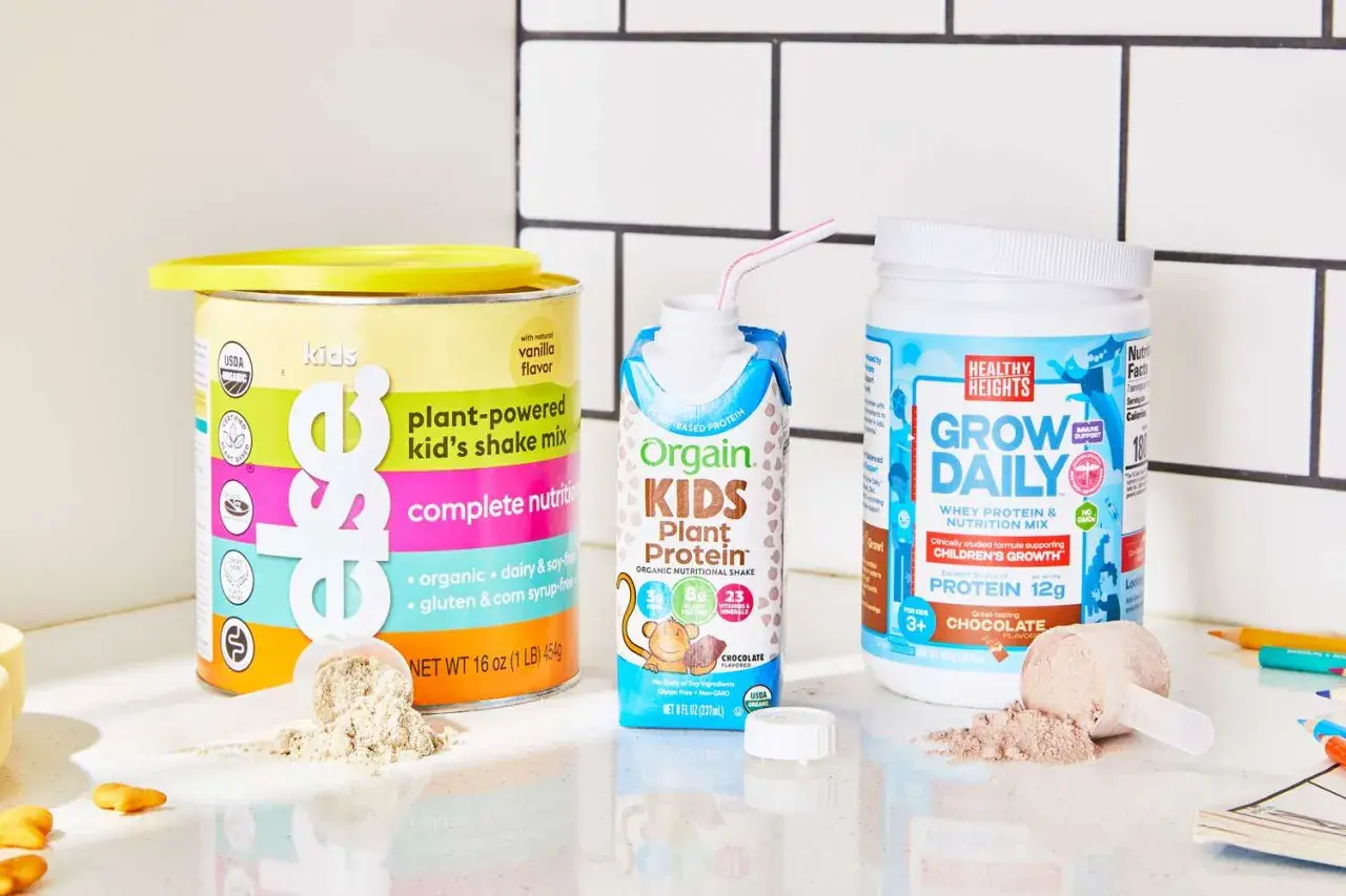 Tre olika produkter med proteinpulver för barn: en burk med vaniljsmak, en färdigblandad chokladshake och en burk med chokladsmak.