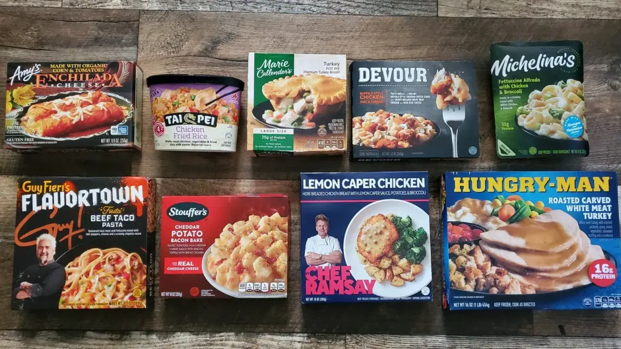 En rad frysta middagar, inklusive enchiladas, stekt ris, pot pie, pasta och kalkon. Perfekt för snabb och bra frysmat.