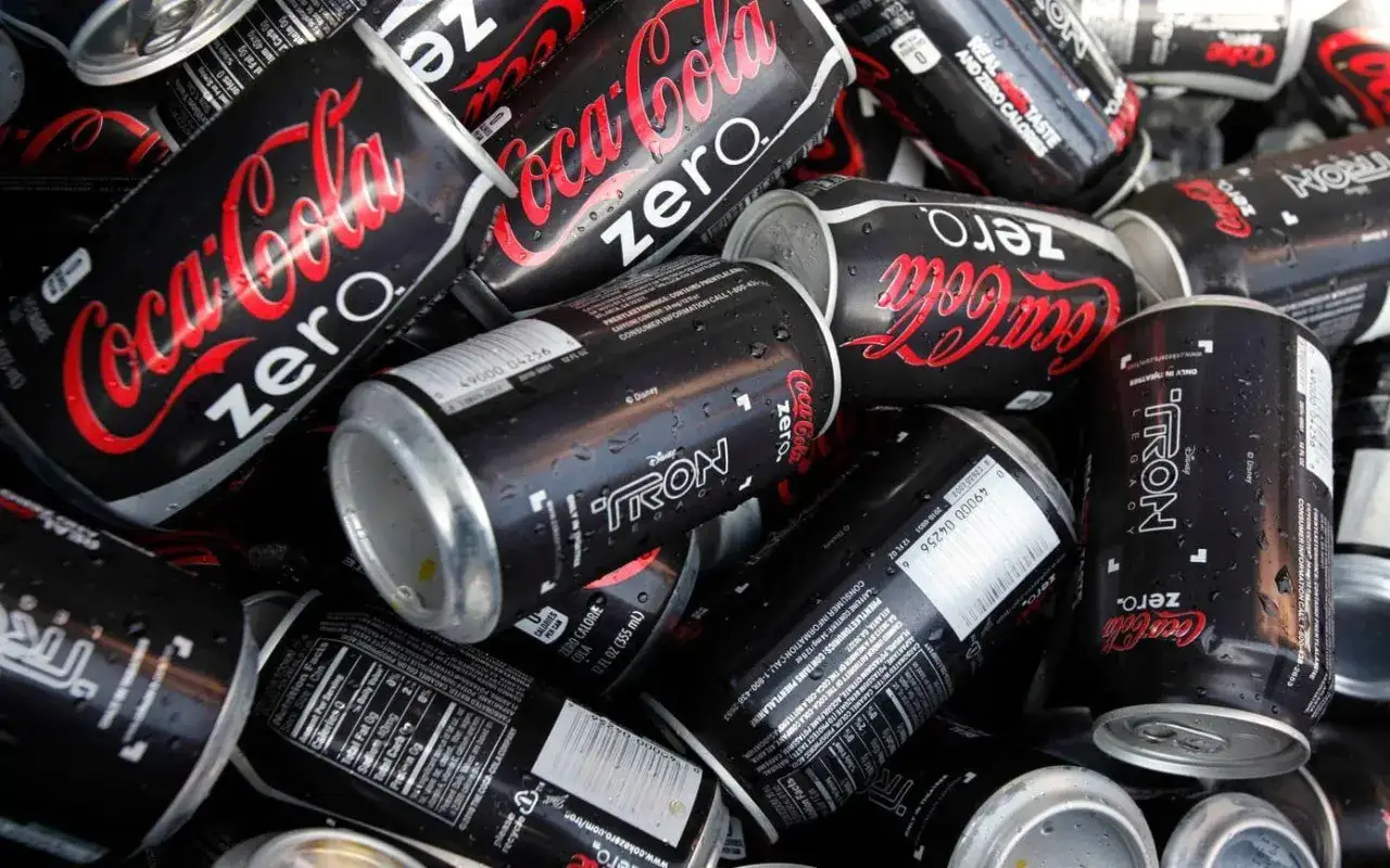 Coca-Cola Zero-burkar, vissa med 