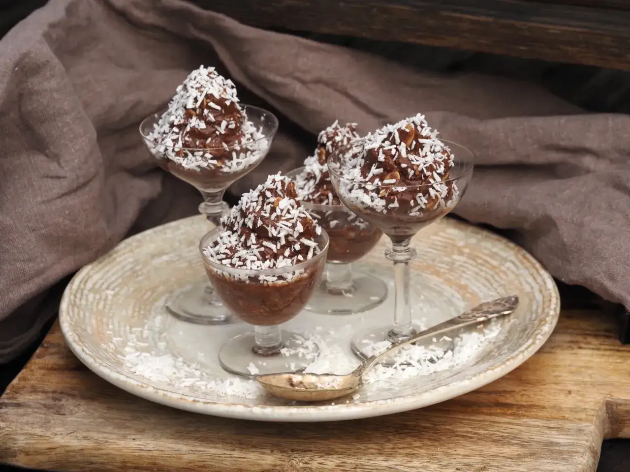 Chokladboll-inspirerade desserter i glas, toppade med kokosflingor. En härlig twist på overnight oats chokladboll.