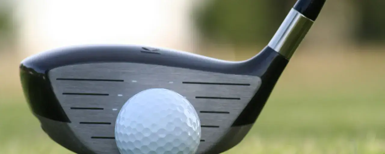 En golfklubba och boll redo f&ouml;r spel. Undrar du hur l&aring;ng tid tar en golfrunda?