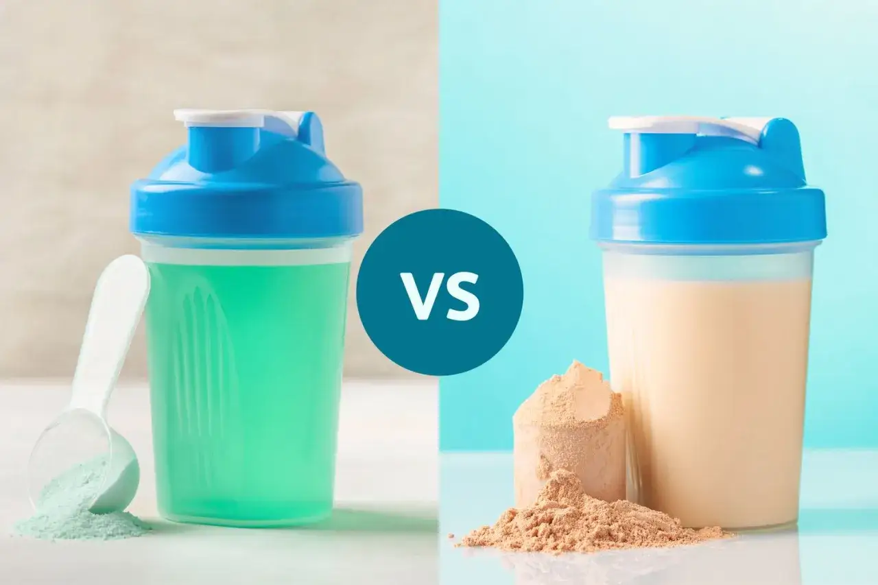 Två proteinshakers, en med grön dryck och en med ljusbrun. Pulver bredvid för att blanda. Vilken clear whey passar dig bäst?