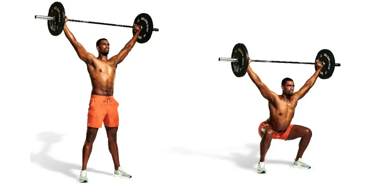 Man utför squats med vikt över huvudet. Träning för styrka och balans.