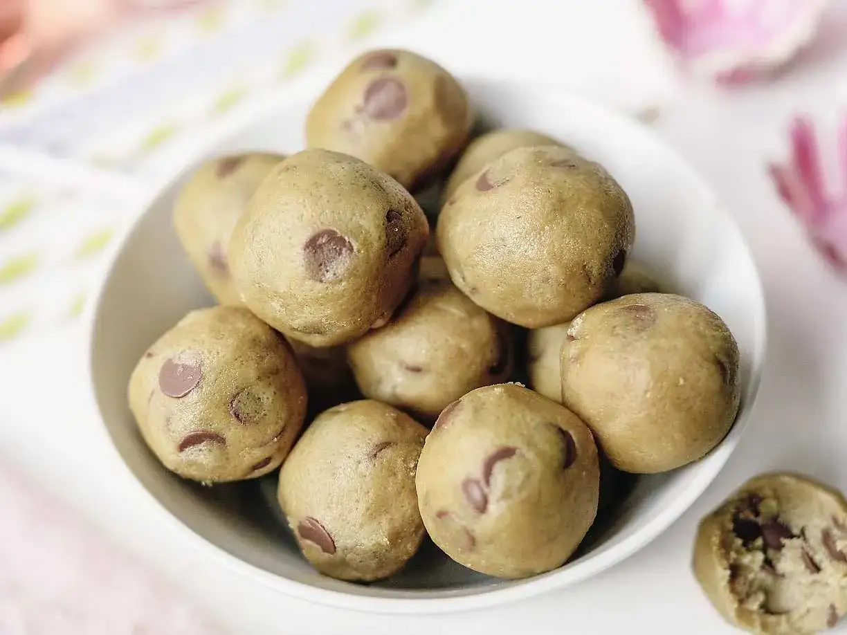 En skål med läckra cookie dough bollar, perfekta för ett snabbt och sött mellanmål.