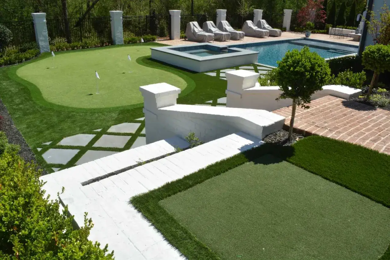 En lyxig trädgård med pool, bubbelpool och en puttinggreen som en utslagsplats i golf.