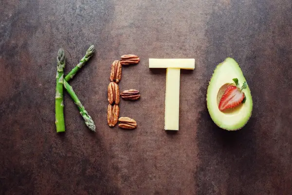 KETO-mat: sparris, pekannötter, ost och avokado med jordgubbe. En diet med **inga kolhydrater**.